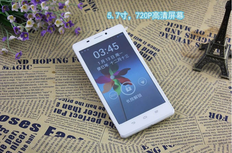 中兴将在近期推出一款入门级四核大屏幕手机,型号为中兴Q705U的5.7寸四核新机已经被曝光,该机屏幕尺寸大之外分辨率也不低,达到了720P级别,该机设计比较简约,不过并非超薄,厚度达到了9.2mm。 中兴Q705C基本配置:MTK6582四核处理器,5.5寸720P屏幕,是否为全贴合屏幕目前不确定。此外,该机采用30万像素自拍摄像头,500万像素后置摄像头,1G RAM内存,4G ROM存储空间,支持WCDMA联通3G网络。 中兴Q705U设计比较简约,不过并非超薄,强悍的性能配置加上非常超